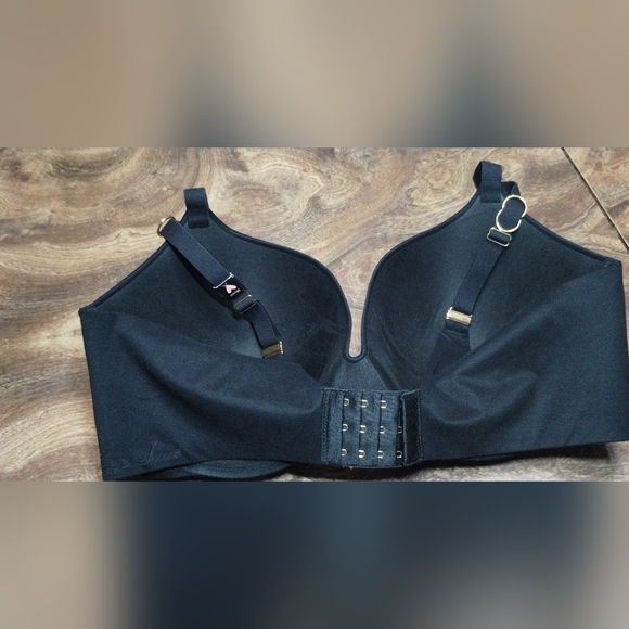 Victoria's Secret Black Bra with Gold Accents 38DDD - Picture 2 of 7